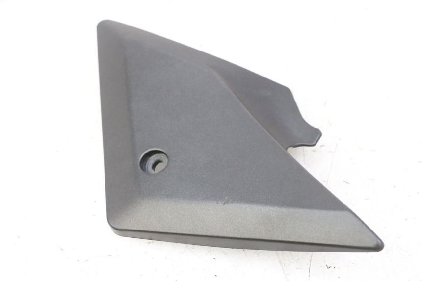 photo de CACHE SOUS SELLE GAUCHE SUZUKI SV S 650 (2003 - 2009) - Zoom état d’usage