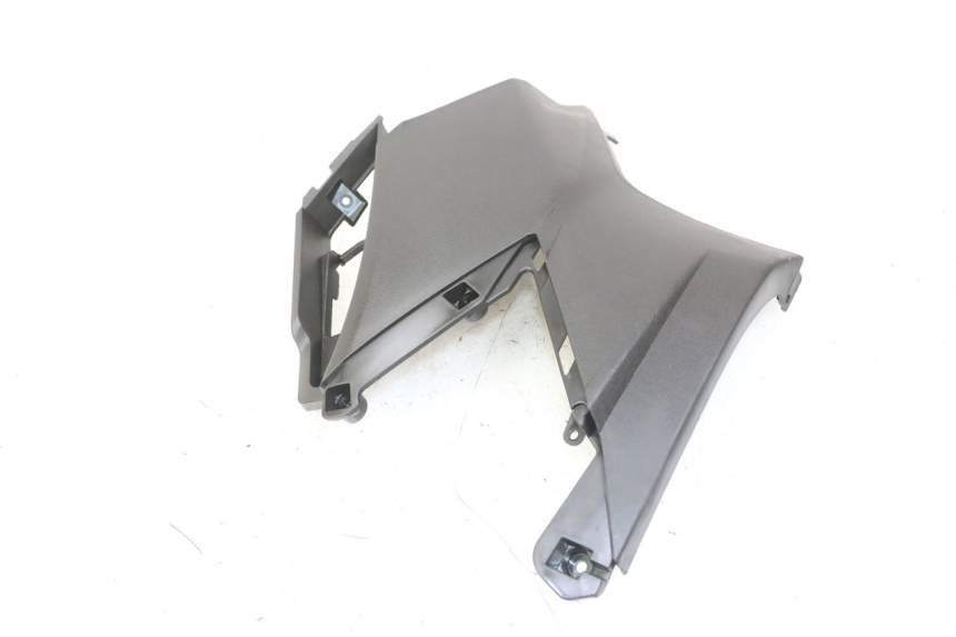 photo de CACHE SOUS SELLE GAUCHE APRILIA SXR 50 (2021 - 2023) - Gros plan technique