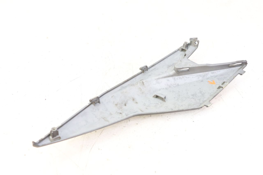 photo de CACHE SOUS SELLE GAUCHE SYM JET 14 4T 50 (2018 - 2022) - Zoom état d’usage