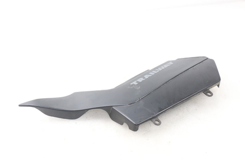 photo de CACHE SOUS SELLE GAUCHE YAMAHA TW 125 (1998 - 2002) - Autre angle de vue