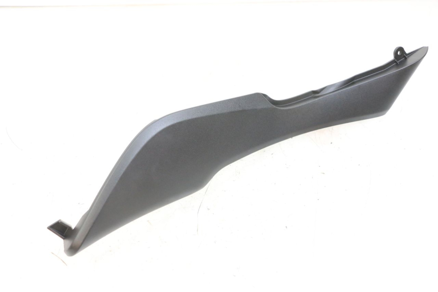 photo de CACHE SOUS SELLE GAUCHE KAWASAKI VERSYS ABS 650 (2015 - 2018) - Gros plan technique