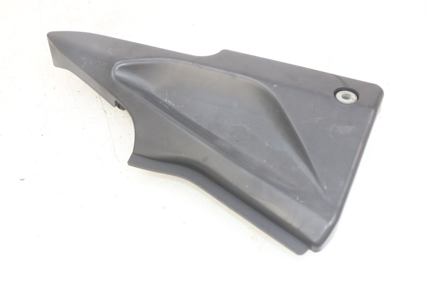 photo de CACHE SOUS SELLE GAUCHE DAELIM VJ ROADWIN FI 125 (2008 - 2017) - Détail de la pièce