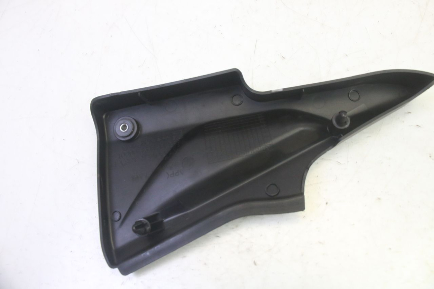 photo de CACHE SOUS SELLE GAUCHE DAELIM VJ ROADWIN FI 125 (2008 - 2017) - Autre angle de vue