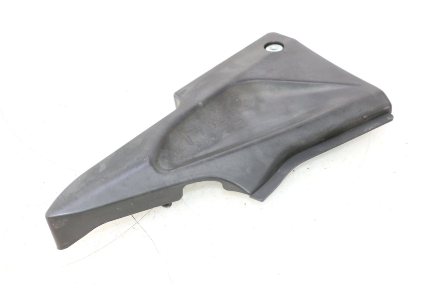 photo de CACHE SOUS SELLE GAUCHE DAELIM VJ ROADWIN 125 (2004 - 2007) - Autre angle de vue