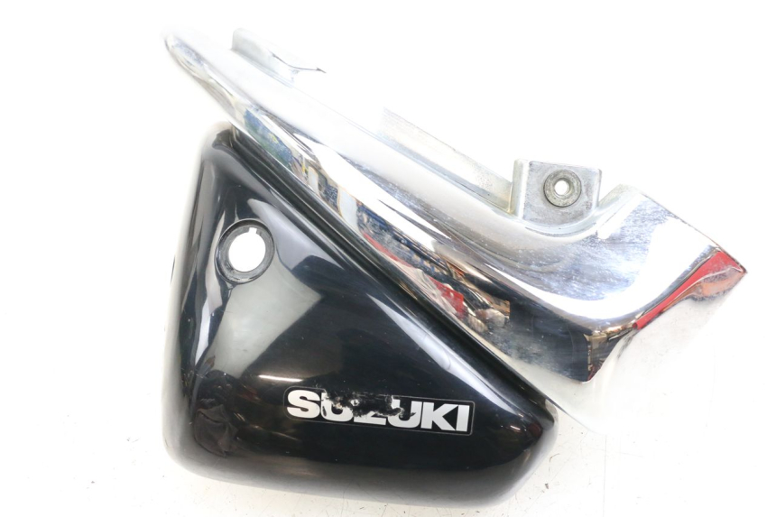 photo de CACHE SOUS SELLE GAUCHE SUZUKI VL INTRUDER 125 (2004 - 2007) - Vue principale