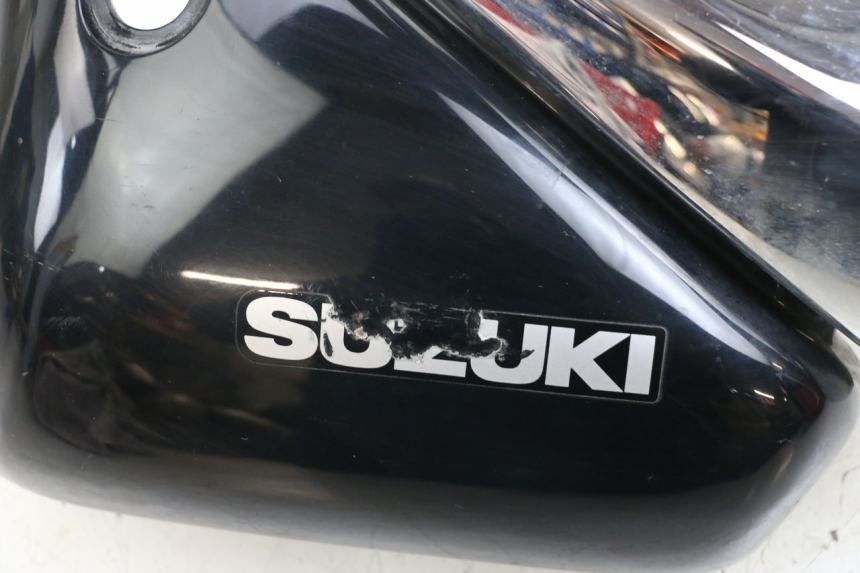 photo de CACHE SOUS SELLE GAUCHE SUZUKI VL INTRUDER 125 (2004 - 2007) - Vue produit