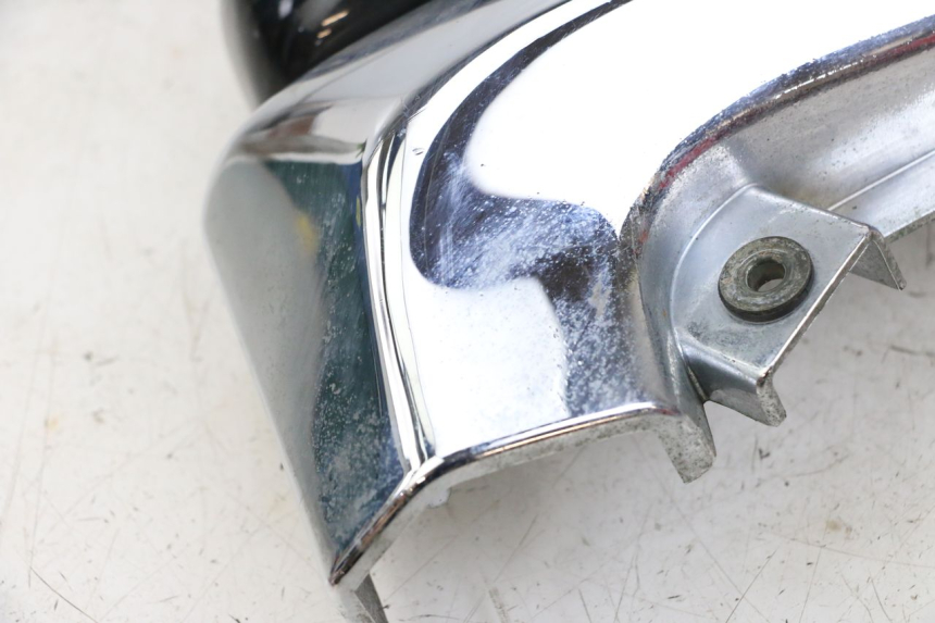 photo de CACHE SOUS SELLE GAUCHE SUZUKI VL INTRUDER 125 (2004 - 2007) - Gros plan technique