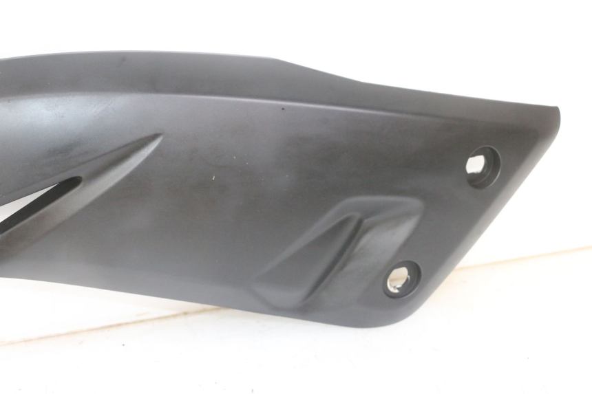 photo de CACHE SOUS SELLE GAUCHE YAMAHA X-MAX XMAX 125 (2010 - 2013) - Détails caractéristiques