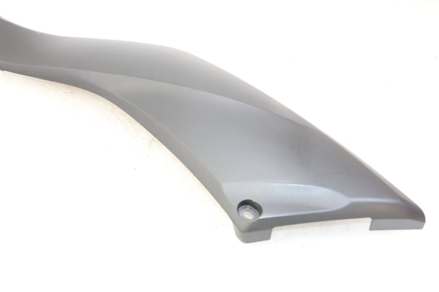 photo de CACHE SOUS SELLE GAUCHE YAMAHA XMAX X-MAX 125 (2021 - 2025) - Zoom composants
