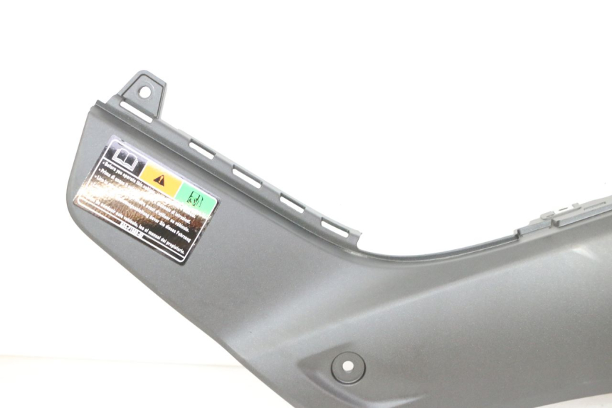 photo de CACHE SOUS SELLE GAUCHE YAMAHA XMAX X-MAX 125 (2021 - 2025) - Vue rapprochée