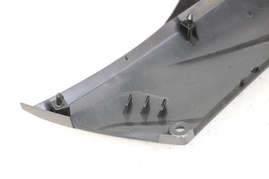 photo de CACHE SOUS SELLE GAUCHE YAMAHA XMAX X-MAX 125 (2021 - 2025) - Zoom état d’usage