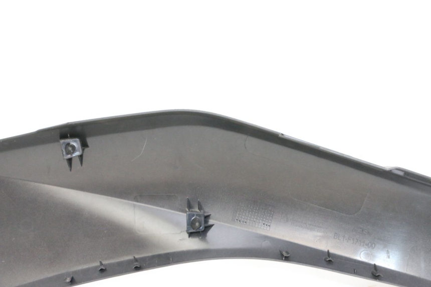 photo de CACHE SOUS SELLE GAUCHE YAMAHA XMAX X-MAX 125 (2021 - 2025) - Gros plan technique