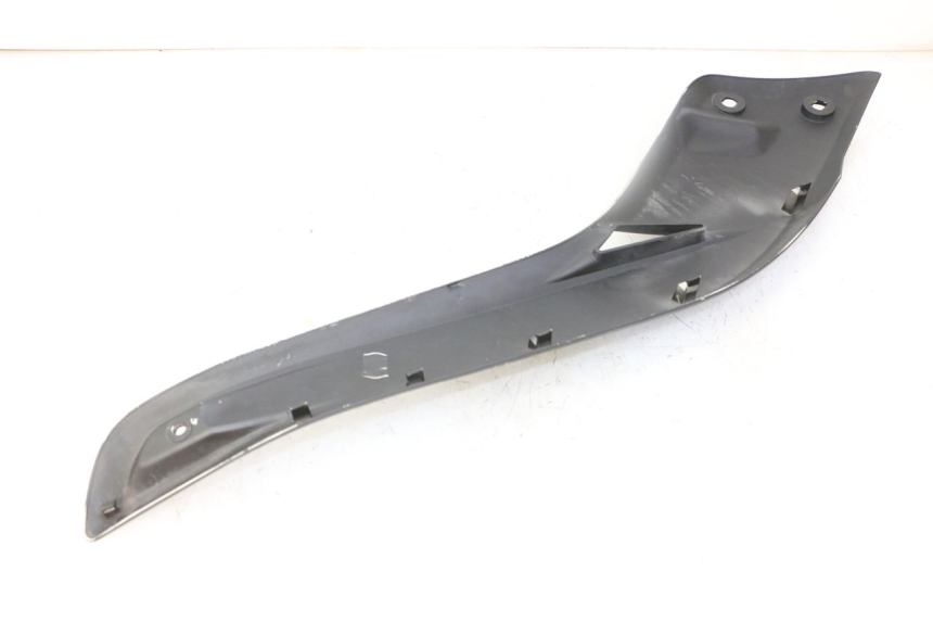 photo de CACHE SOUS SELLE GAUCHE YAMAHA X-MAX XMAX 125 (2010 - 2013) - Gros plan technique