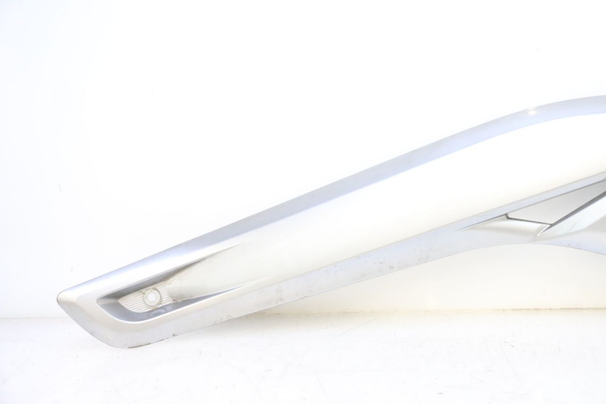 photo de CACHE SOUS SELLE GAUCHE YAMAHA X-MAX XMAX 125 (2010 - 2013) - Détail de la pièce