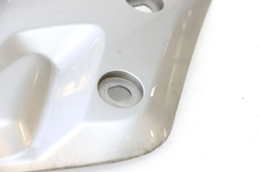 photo de CACHE SOUS SELLE GAUCHE YAMAHA X-MAX XMAX 125 (2010 - 2013) - Gros plan technique