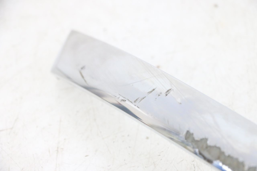 photo de CACHE SOUS SELLE GAUCHE PIAGGIO X8 125 (2004 - 2007) - Gros plan technique