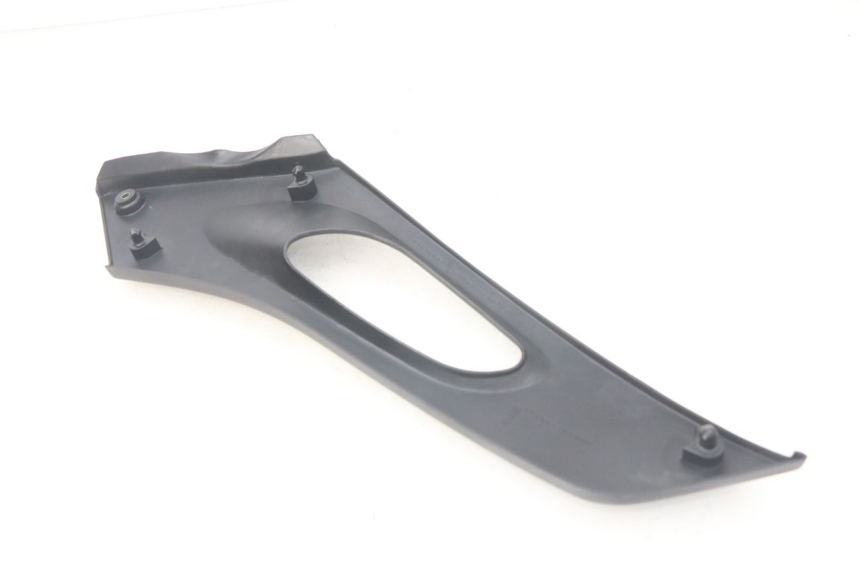 photo de CACHE SOUS SELLE GAUCHE SUZUKI XF FREEWIND 650 (1997 - 2003) - Détail de la pièce