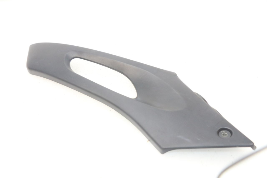 photo de CACHE SOUS SELLE GAUCHE SUZUKI XF FREEWIND 650 (1997 - 2003) - Gros plan technique