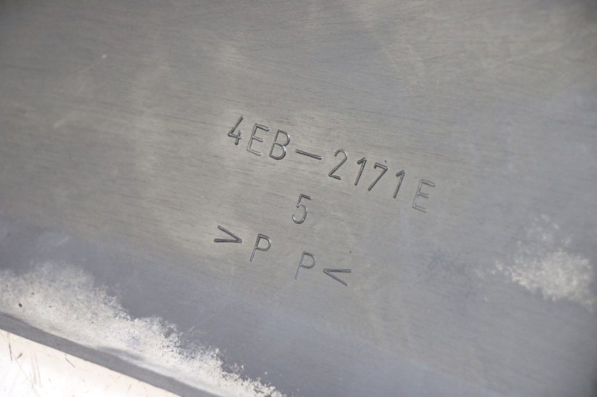 photo de CACHE SOUS SELLE GAUCHE YAMAHA XJN DIVERSION 600 (2000 - 2003) - Détail de la pièce