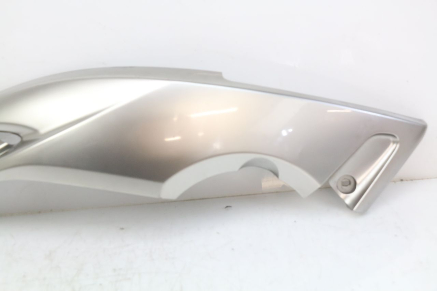 photo de CACHE SOUS SELLE GAUCHE YAMAHA XP T-MAX TMAX 500 (2004 - 2007) - Gros plan technique