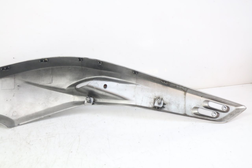 photo de CACHE SOUS SELLE GAUCHE YAMAHA XP T-MAX TMAX 500 (2004 - 2007) - Points de fixation