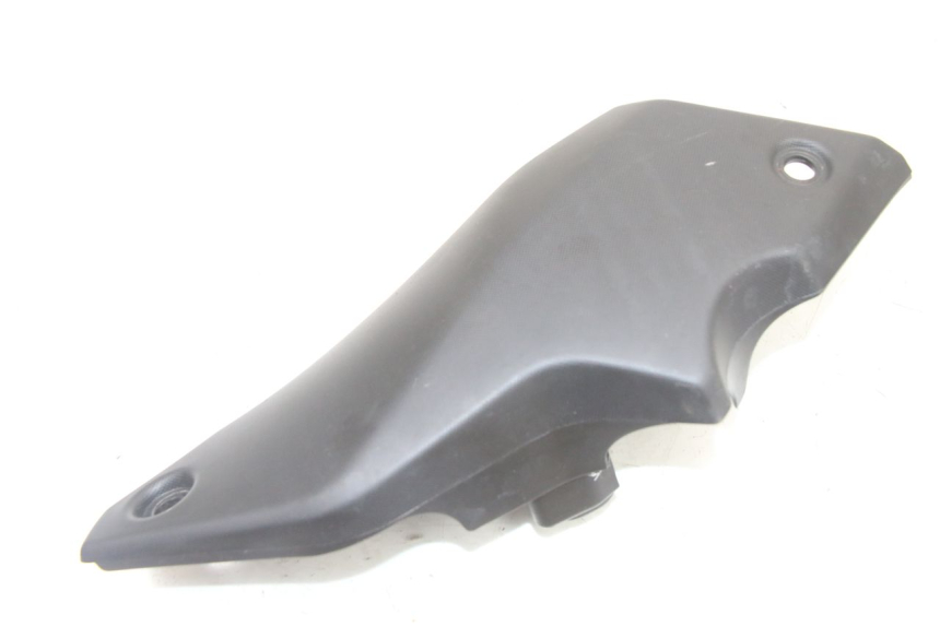 photo de CACHE SOUS SELLE GAUCHE YAMAHA TRACER 7 700 (2020 - 2024) - Détail de la pièce