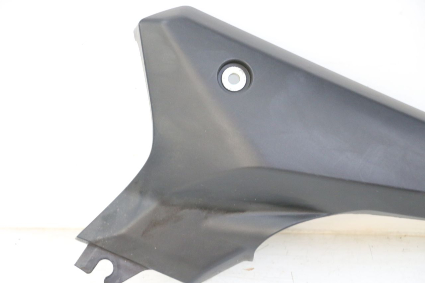 photo de CACHE SOUS SELLE GAUCHE YAMAHA XJ6 600 (2008 - 2016) - Gros plan technique