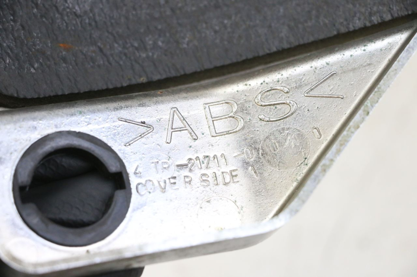 photo de CACHE SOUS SELLE GAUCHE YAMAHA XVS DRAG STAR DRAGSTAR 650 (1997 - 2007) - Autre angle de vue