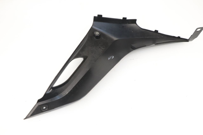 photo de CACHE SOUS SELLE GAUCHE YAMAHA YZF R 125 (2008 - 2013) - Détail de la pièce