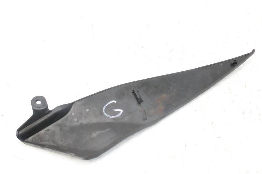 photo de CACHE SOUS SELLE GAUCHE YAMAHA YZF R1 1000 (2007 - 2008) - Gros plan technique