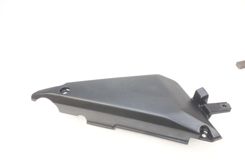 photo de CACHE SOUS SELLE GAUCHE KAWASAKI Z 650 (2016 - 2019) - Gros plan technique