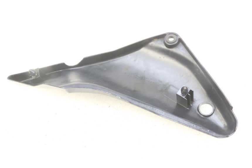 photo de CACHE SOUS SELLE GAUCHE KAWASAKI ZEPHYR 1100 ( - 1995) - Gros plan technique