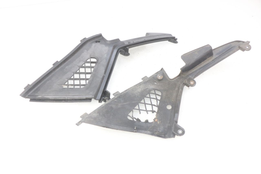 photo de CACHE SOUS SELLE KYMCO PEOPLE 250 (2004 - 2008) - Détail de la pièce