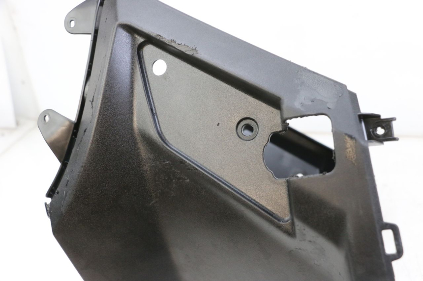 photo de CACHE SOUS SELLE PEUGEOT STREETZONE 4T 50 (2018 - 2023) - Détail de la pièce