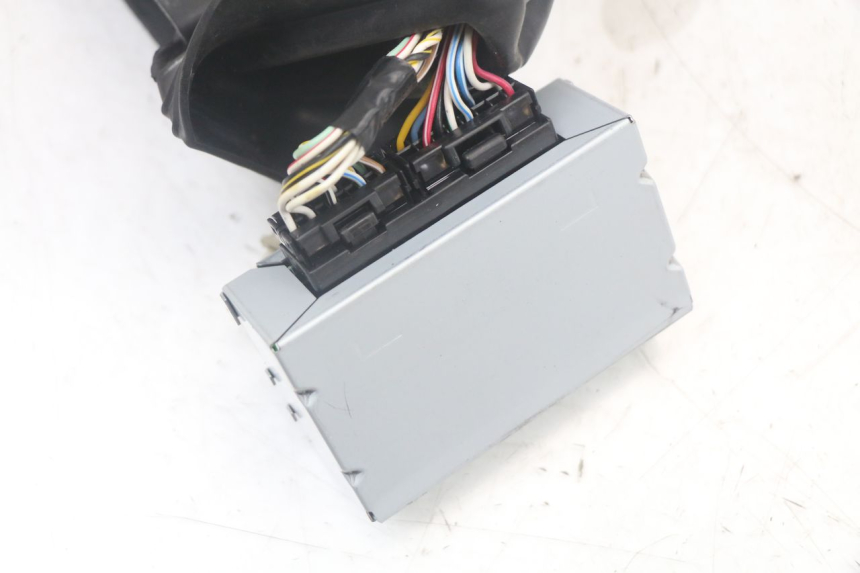 photo de CALCULATEUR ABS YAMAHA TDM ABS 900 (2002 - 2014) - Gros plan technique