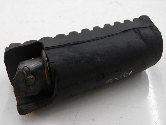 photo de CALE PIED ARRIERE DROIT APRILIA LEONARDO ST 250 (2002 - 2005) - Autre angle de vue