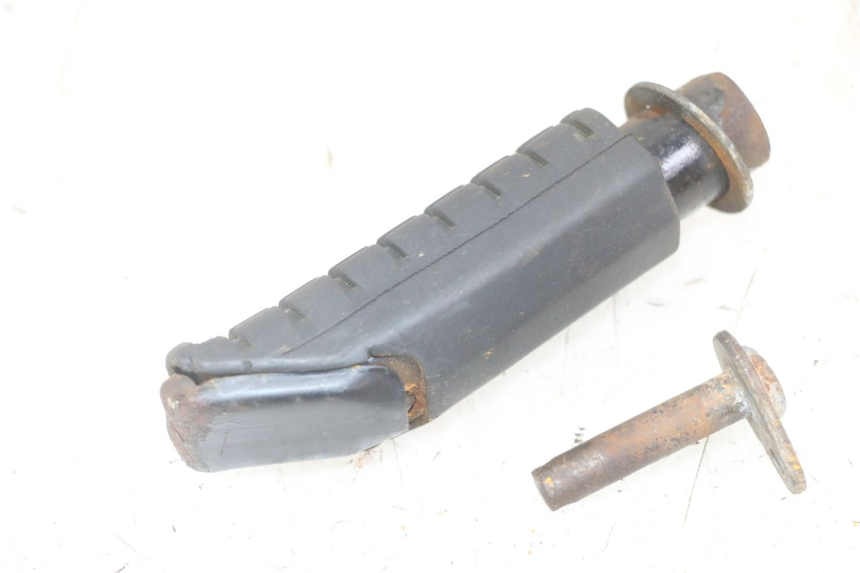 photo de CALE PIED ARRIERE DROIT HONDA CBF 500 (2004 - 2007) - Autre angle de vue