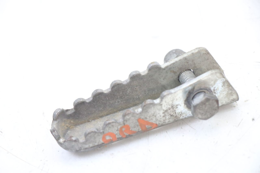 photo de CALE PIED ARRIERE DROIT DERBI SENDA R X-TREME 50 (2006 - 2010) - Zoom état d’usage