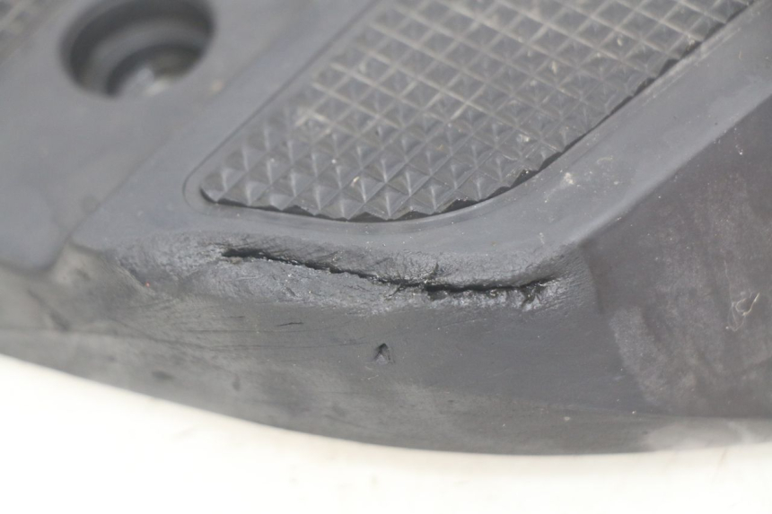 photo de CALE PIED ARRIERE DROIT HONDA FES PANTHEON 2T 125 (1998 - 2002) - Gros plan technique