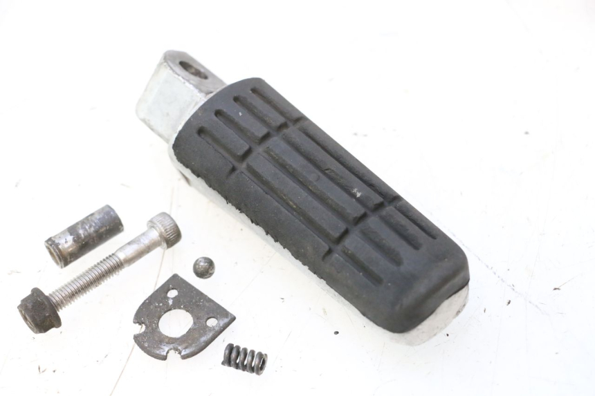 photo de CALE PIED ARRIERE DROIT YAMAHA FJR 1300 (2001 - 2005) - Détail de la pièce