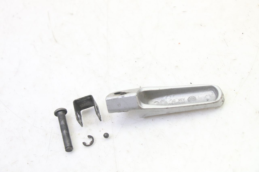 photo de CALE PIED ARRIERE DROIT BMW G310 R 310 (2016 - 2020) - Gros plan technique