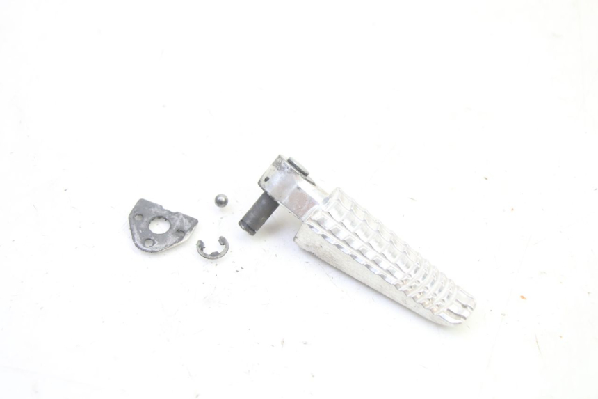 photo de CALE PIED ARRIERE DROIT SUZUKI GSR 750 (2011 - 2017) - Vue principale