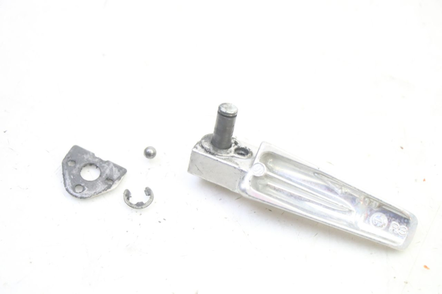 photo de CALE PIED ARRIERE DROIT SUZUKI GSR 750 (2011 - 2017) - Autre angle de vue