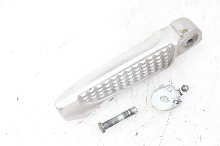 photo de CALE PIED ARRIERE DROIT HONDA FORZA 125 (2021 - 2025) - Zoom état d’usage