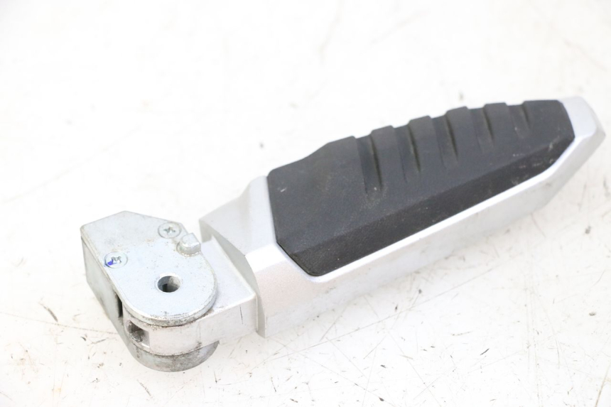 photo de CALE PIED ARRIERE DROIT SYM JOYMAX 125 (2010 - 2017) - Vue principale