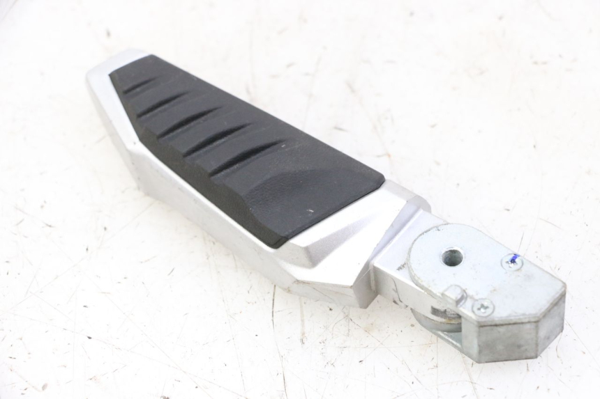 photo de CALE PIED ARRIERE DROIT SYM JOYMAX 125 (2010 - 2017) - Zoom état d’usage