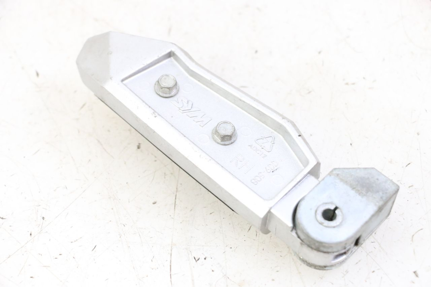 photo de CALE PIED ARRIERE DROIT SYM JOYMAX 125 (2010 - 2017) - Autre angle de vue