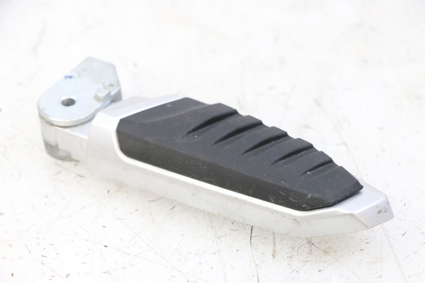 photo de CALE PIED ARRIERE DROIT SYM JOYMAX 125 (2010 - 2017) - Vue d’ensemble