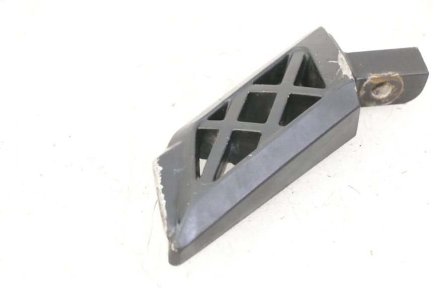 photo de CALE PIED ARRIERE DROIT PEUGEOT KISBEE 4T 50 (2018 - 2022) - Zoom état d’usage