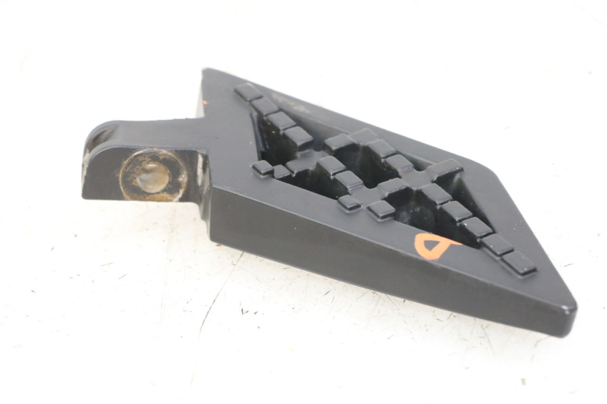 photo de CALE PIED ARRIERE DROIT PEUGEOT KISBEE 4T 50 (2018 - 2022) - Gros plan technique